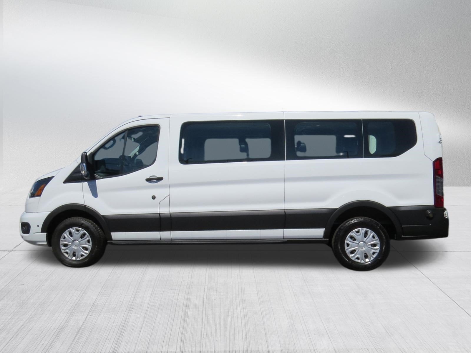 2024 Ford Transit Passenger Wagon XLT T-350 148 Low Roof RWD