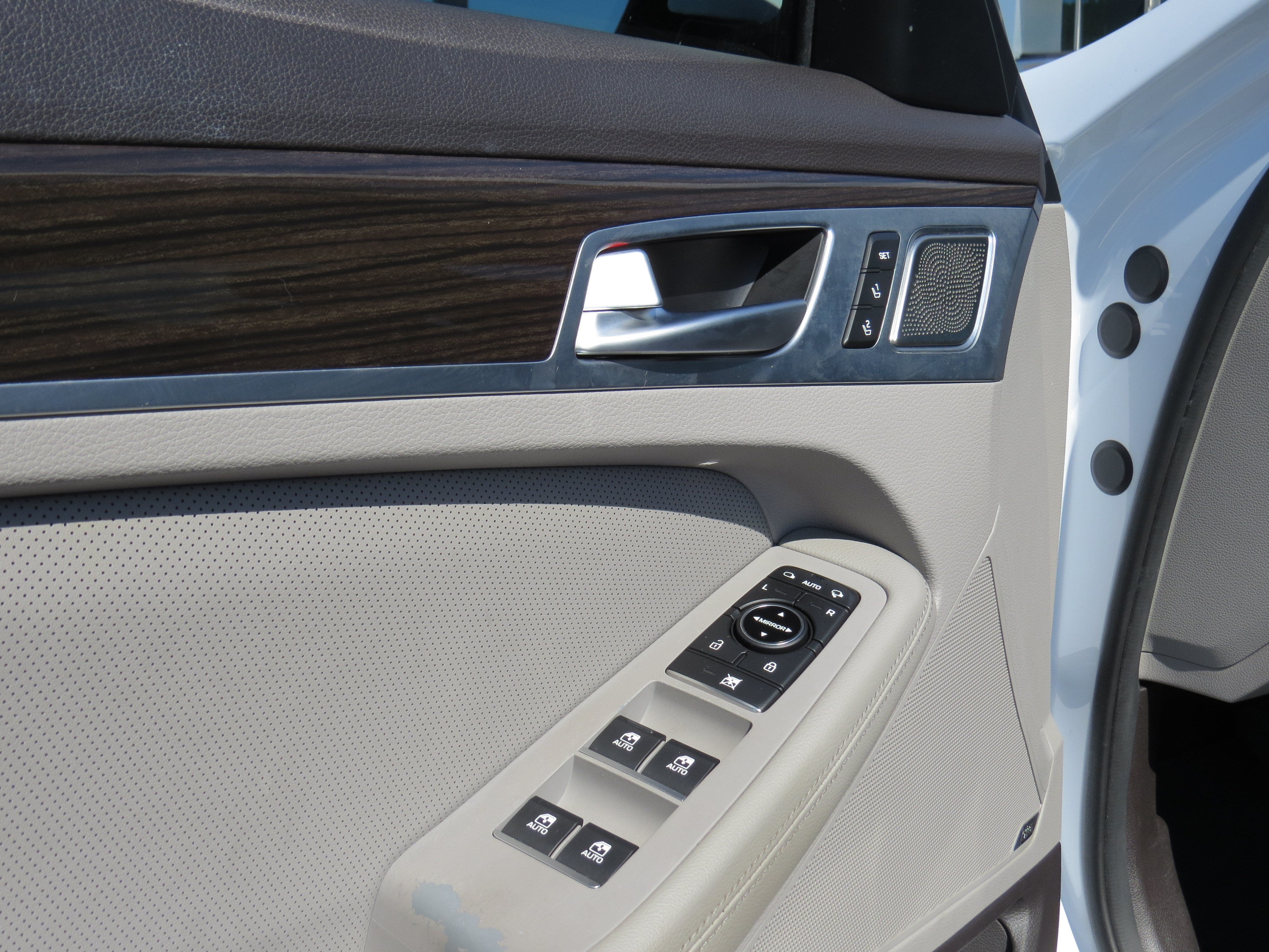 2018 Genesis G80 3.8L Premium w/ Panoramic Sunroof